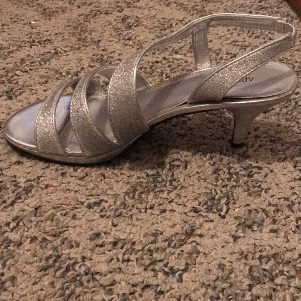 Silver Heels - Picture 3 of 5